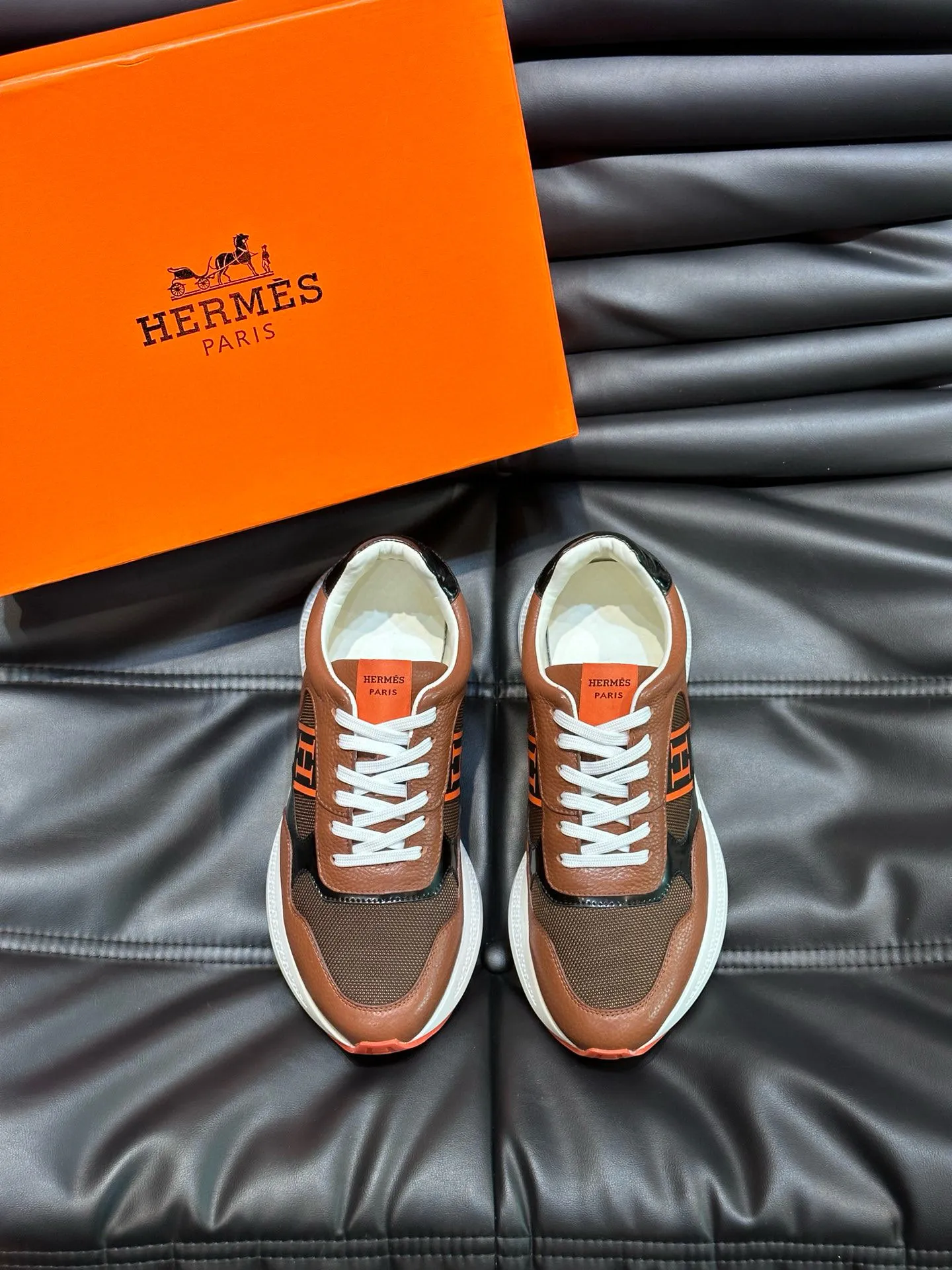 Factory price: 540💰HERMES/Hermes Hugo thick-soled sneakers are casual men's shoes. These sneakers are made of imported first-layer cowhide leather and breathable mesh design. The contrasting color design creates a dynamic and modern shape. The front end of the toe is decorated with natural-color rubber inlays. The style is novel and fashionable. The texture is incomparable, with cowhide lining and cowhide foot pads, the upper foot is comfortable and breathable, and the rubber sole is decorated with geometric patterns and iconic "H" details. A very personal one! Size: 39-44 (customized at 38.45)